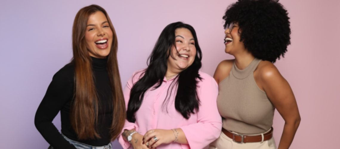 tres-mulheres-sorrindo-fundo-colorido